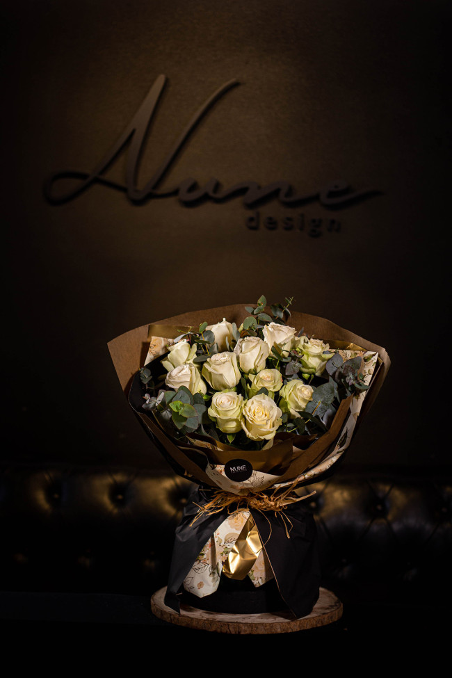 Ramo de ROSAS BLANCAS con envoltorio...