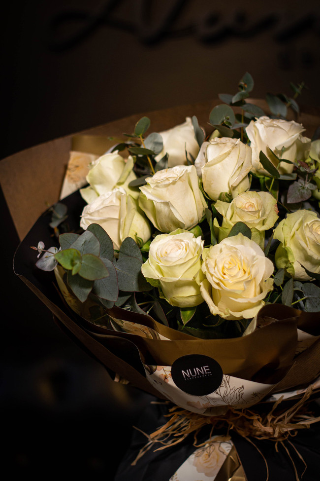 Ramo de ROSAS BLANCAS con envoltorio decorativo 2