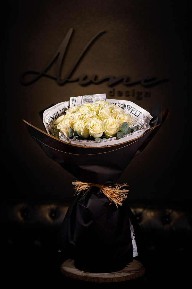 Ramo de ROSAS BLANCAS con envoltorio...