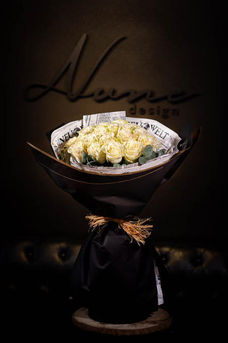 Ramo de ROSAS BLANCAS con envoltorio decorativo