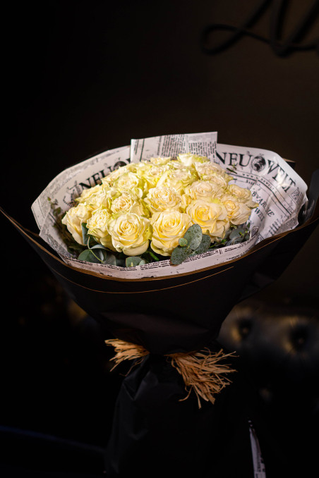 Ramo de ROSAS BLANCAS con envoltorio decorativo