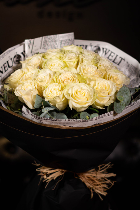 Ramo de ROSAS BLANCAS con envoltorio decorativo