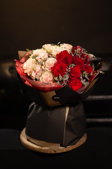 Ramo de ROSAS ROJAS Y ROSAS con envoltorio decorativo