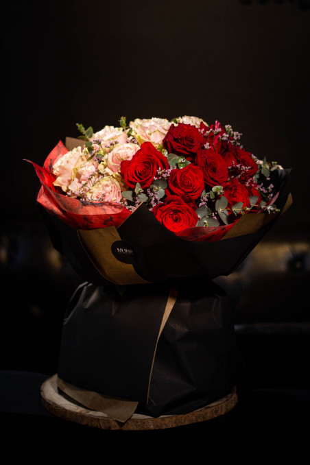Ramo de ROSAS ROJAS Y ROSAS con envoltorio decorativo
