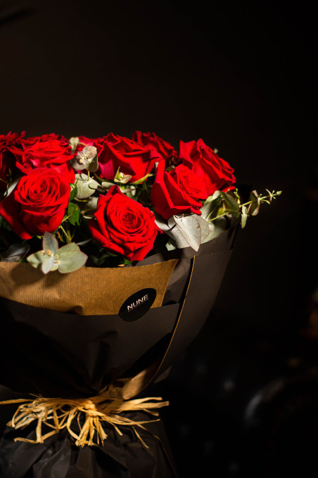 Ramo de ROSAS ROJAS con envoltorio decorativo