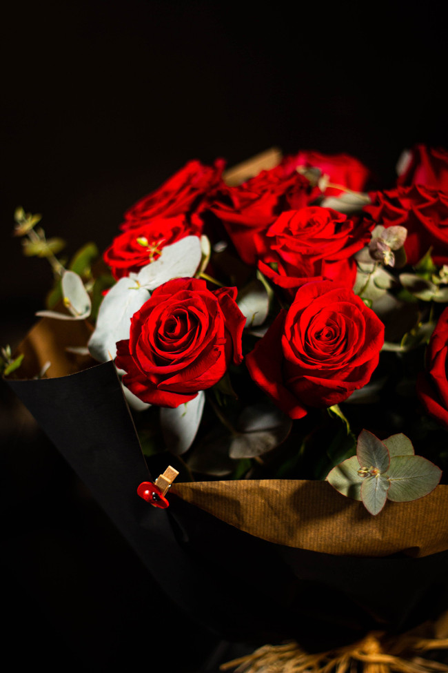 Ramo de ROSAS ROJAS con envoltorio... Ramo de ROSAS ROJAS con envoltorio...