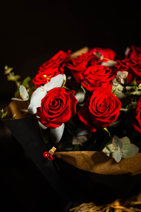 Ramo de ROSAS ROJAS con envoltorio decorativo