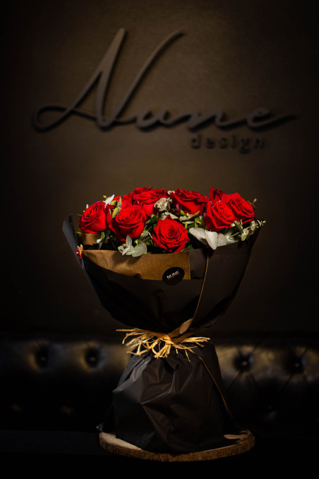 Ramo de ROSAS ROJAS con envoltorio decorativo